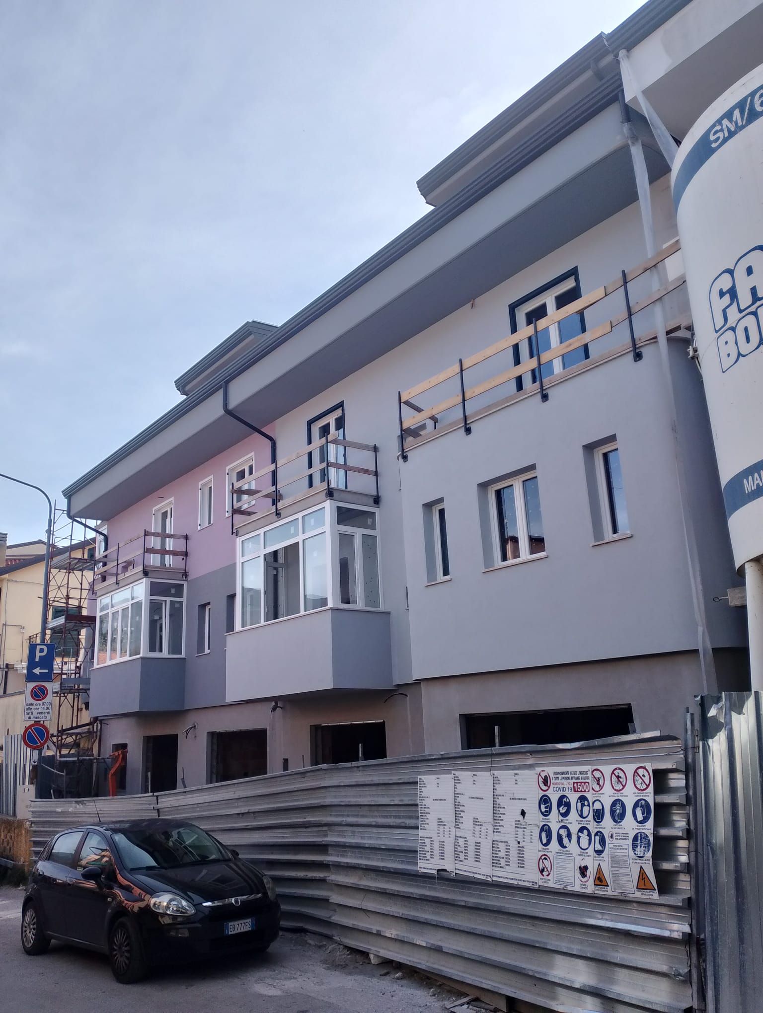 edificio con isolamento a cappotto in costruzione.