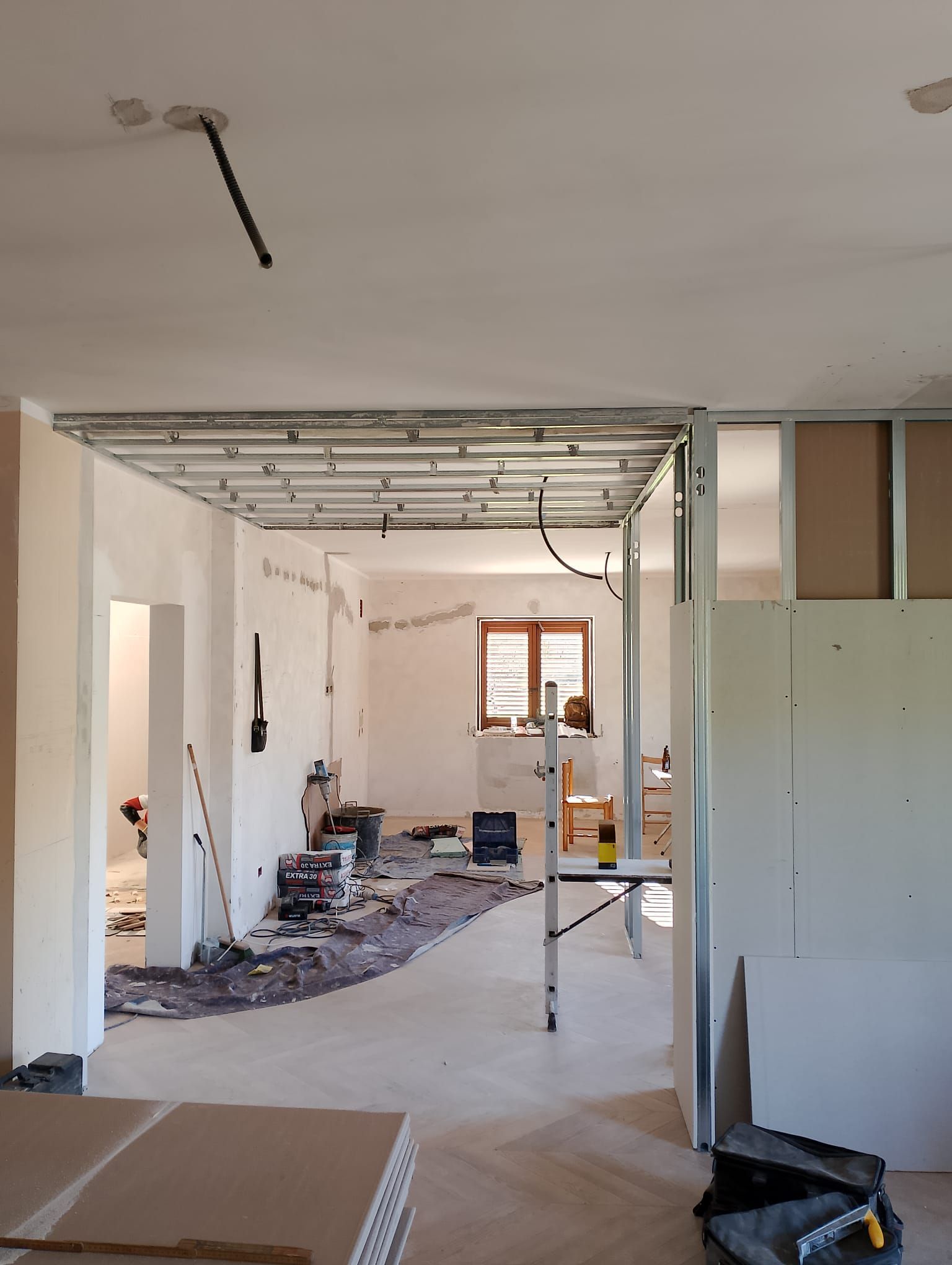 Una stanza in costruzione con una scala al centro