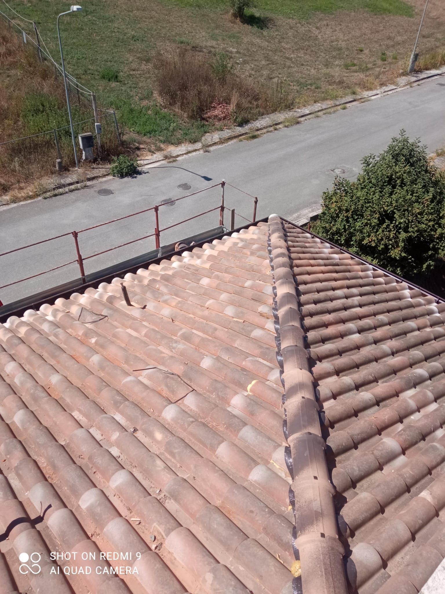 Una veduta aerea di un tetto di tegole