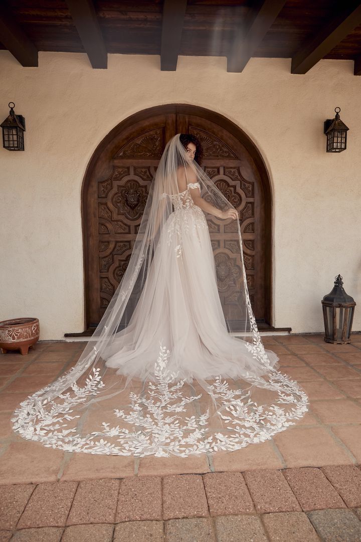 1V044LB Heirloom Lace Appliqué Cathedral Veil