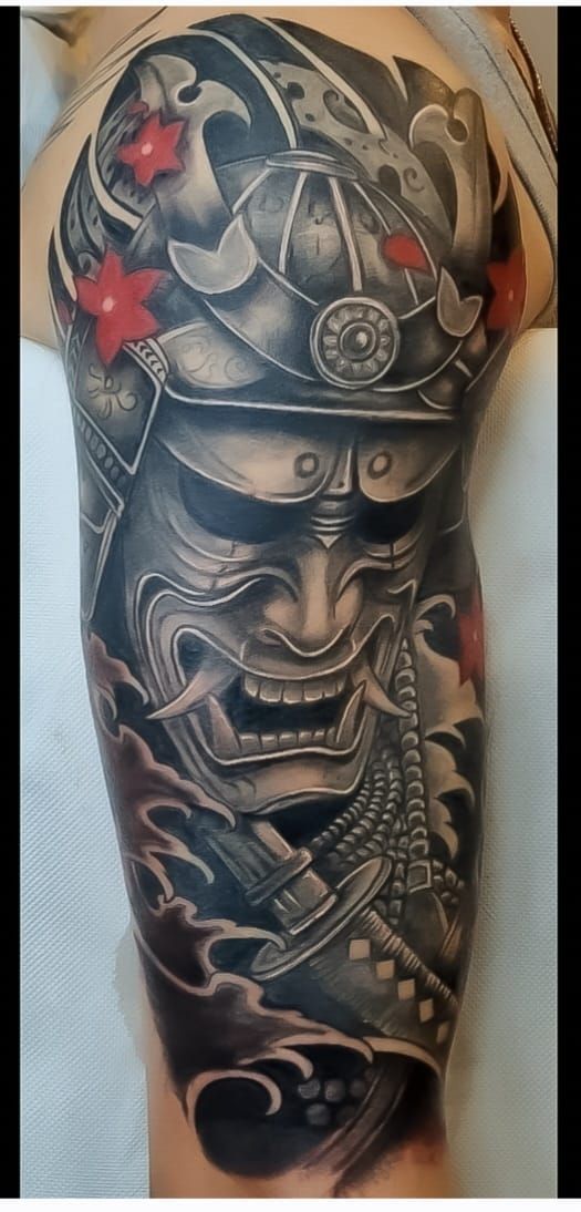 Tatuaggio di Goku in stile cartone animato che cavalca una nuvola gialla sulla parte superiore del braccio.