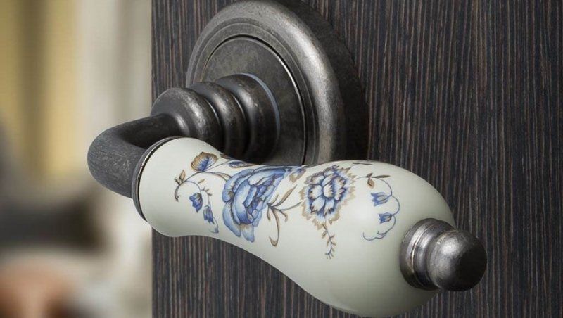 Maniglia decorata con fiori