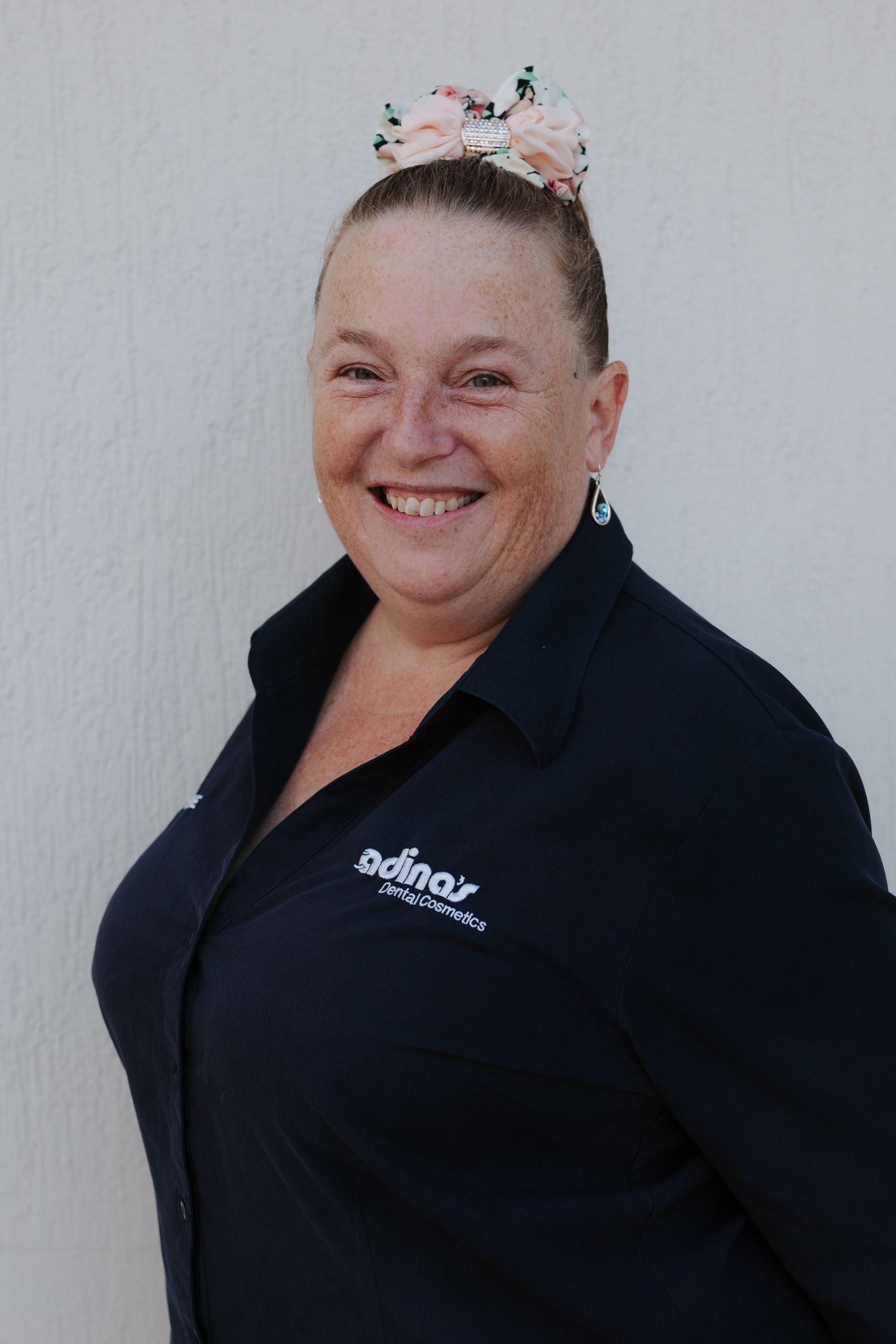 A group of people are posing for a picture in front of a building.