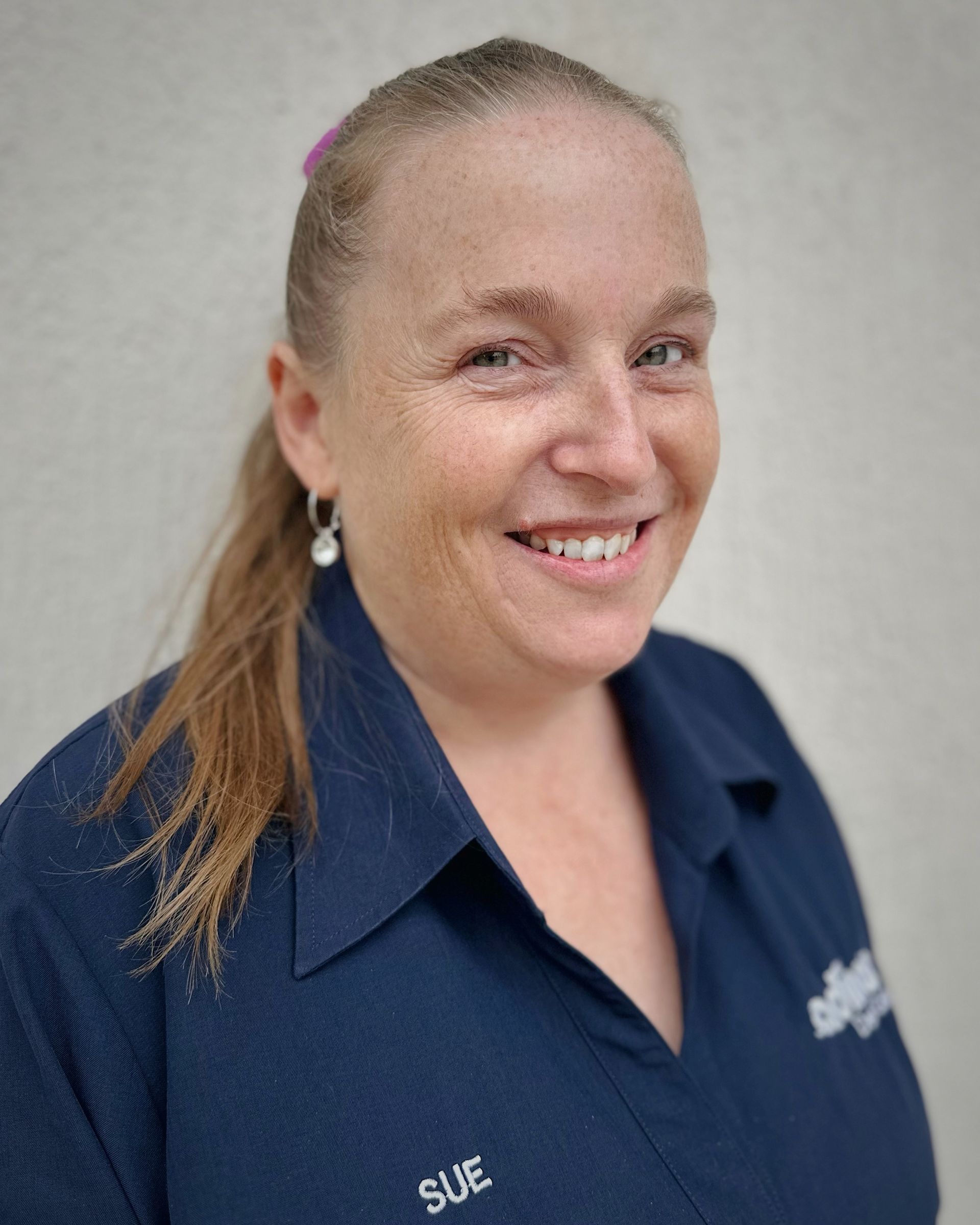 A group of people are posing for a picture in front of a building.