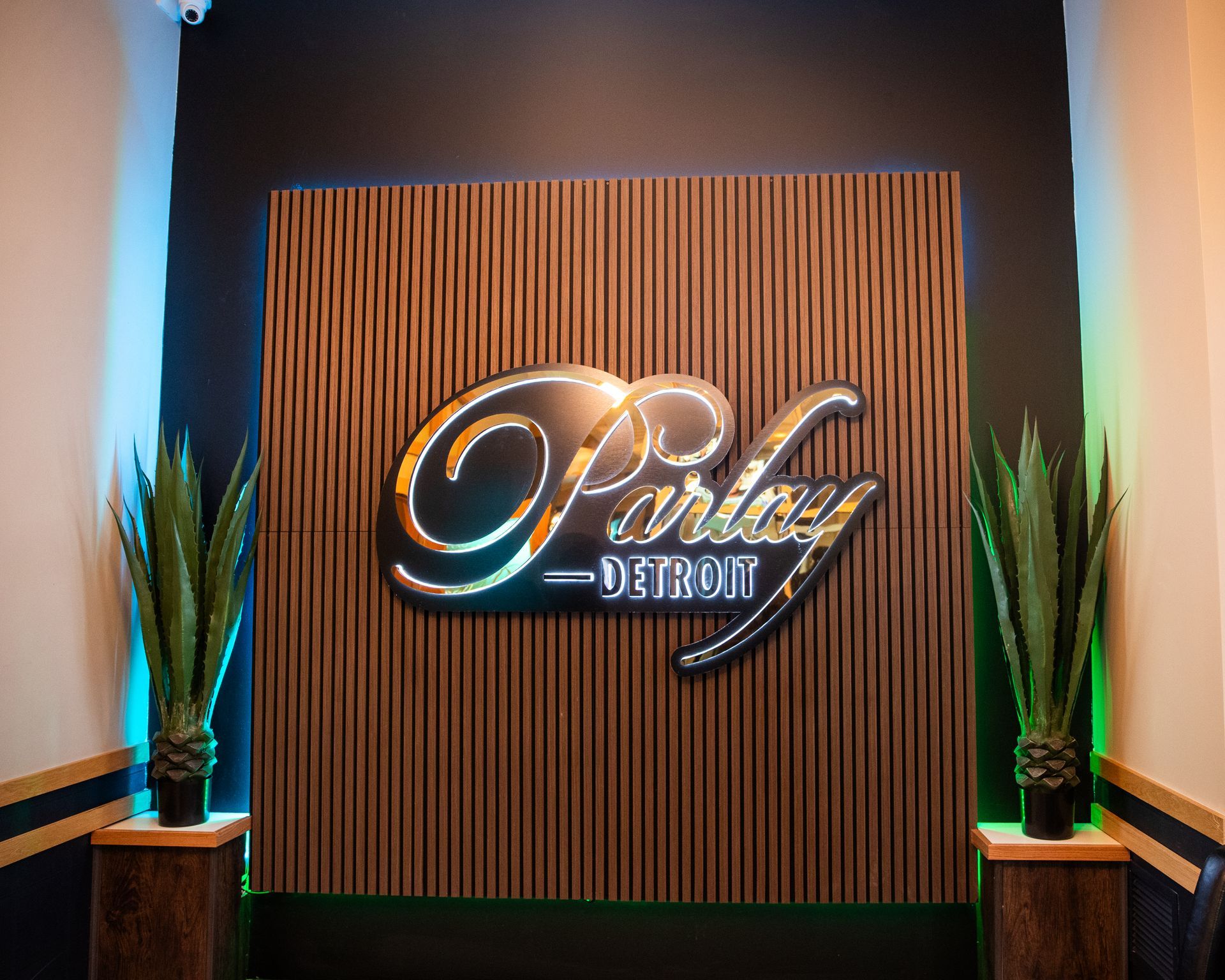 A sign that says party detroit on it