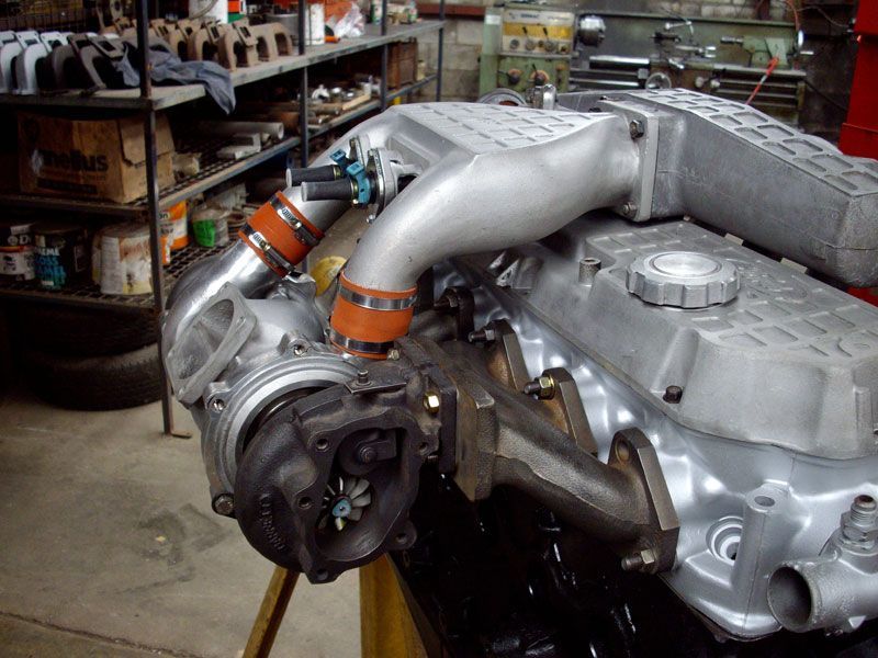 A car engine is sitting on a table in a garage
