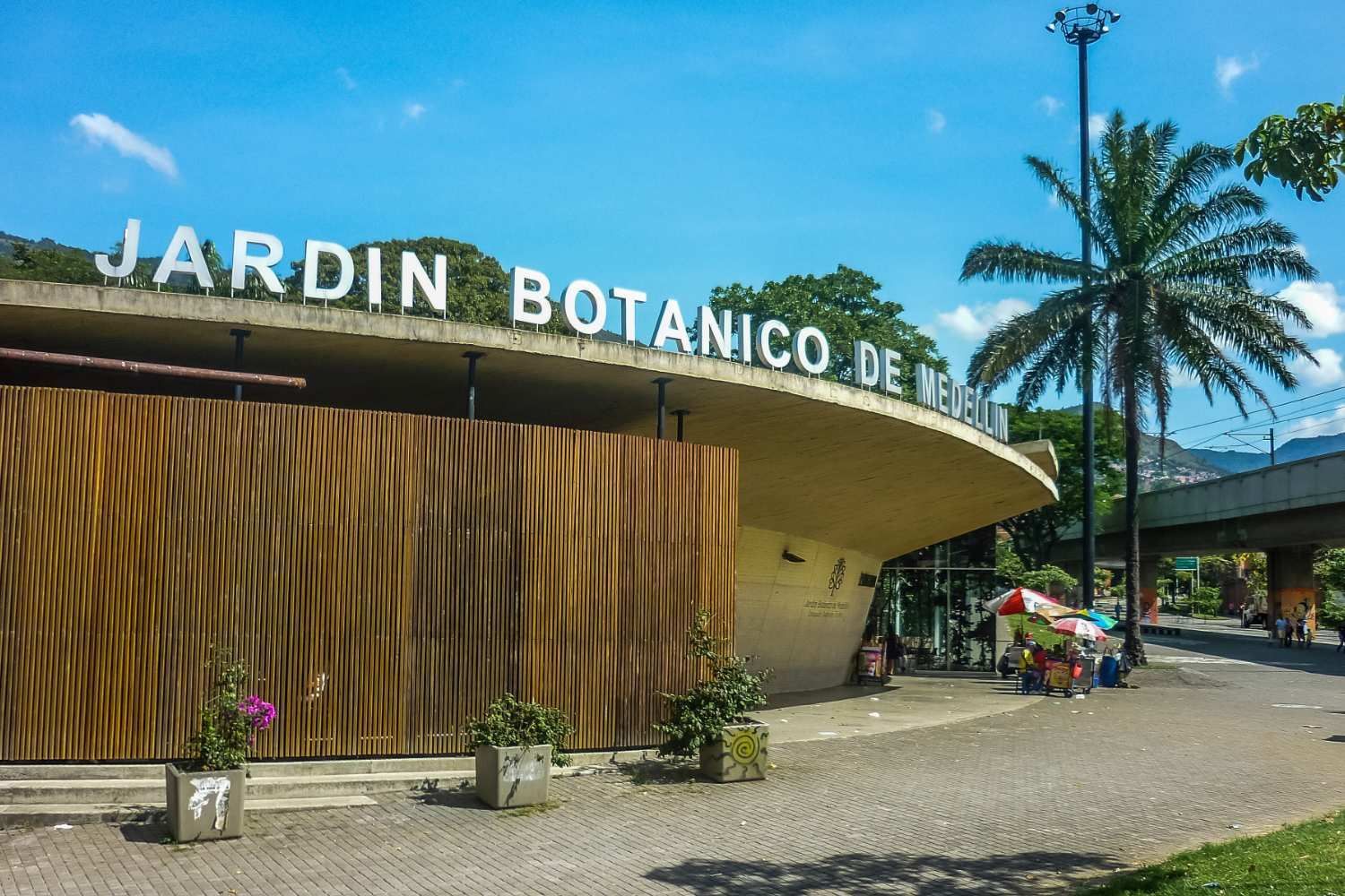 A building with a sign that says jardin botanico on it.