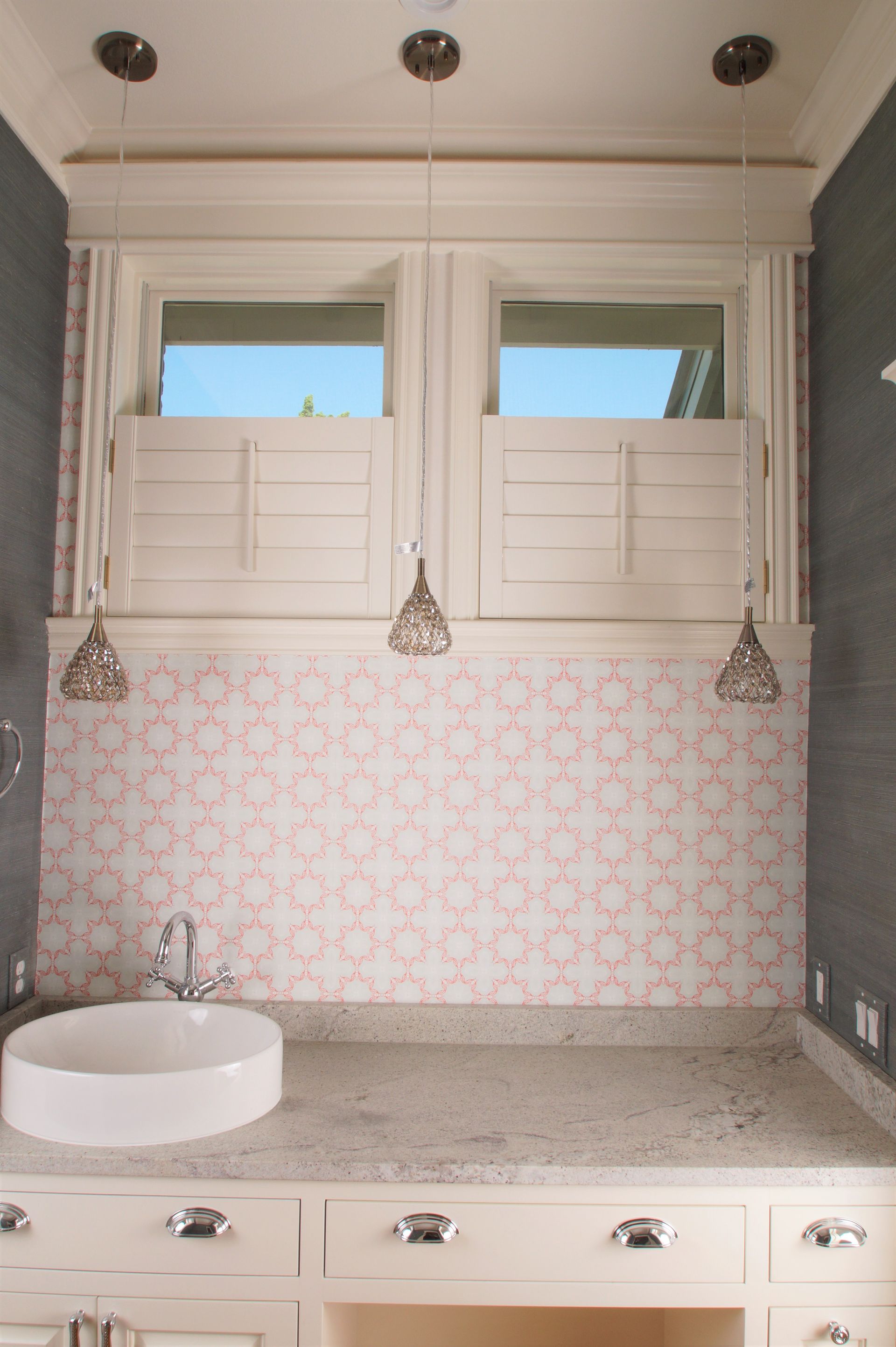 Small cafe style shutters in Windows of Westlake Hills bathroom