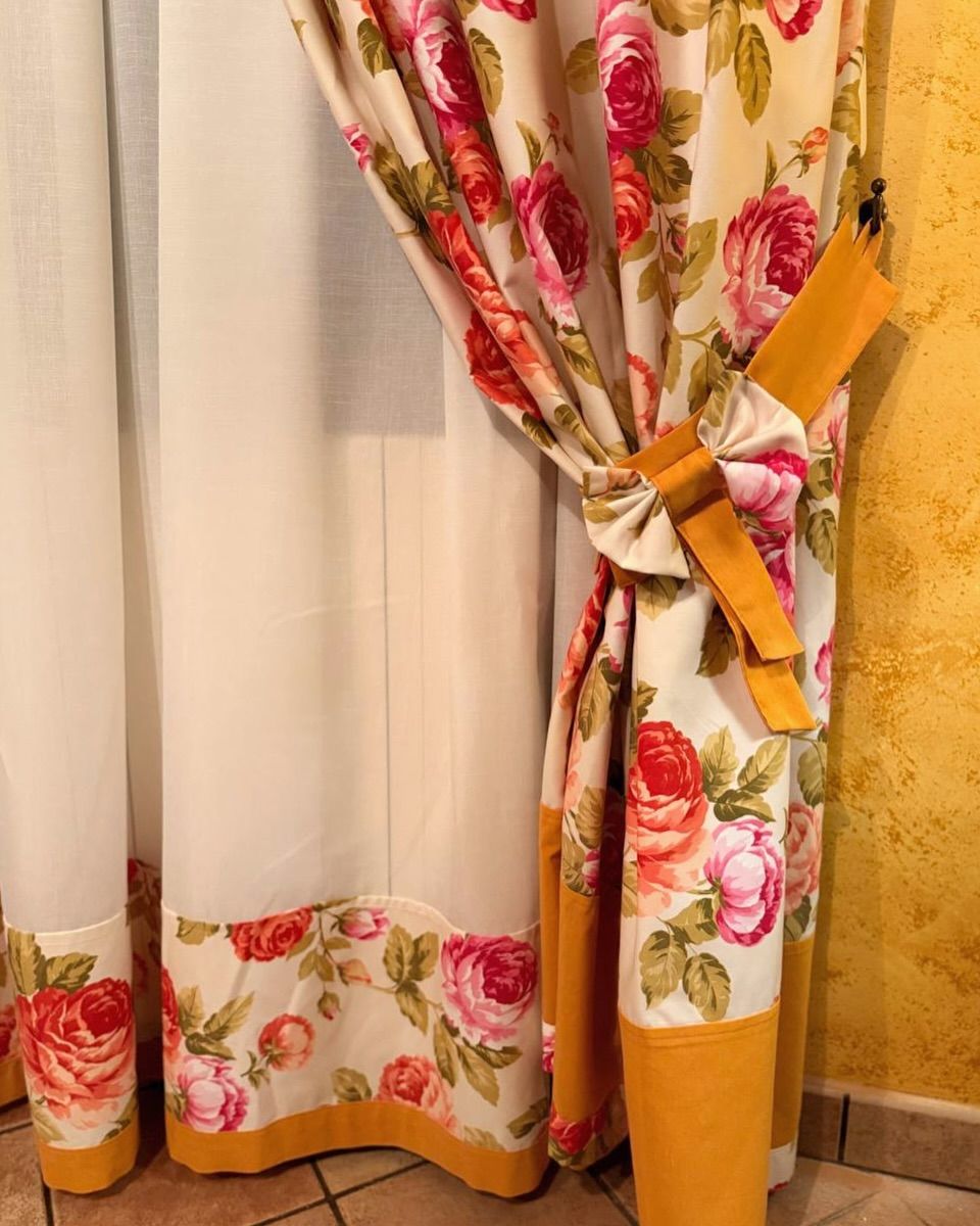 Dettaglio di tenda a fiori