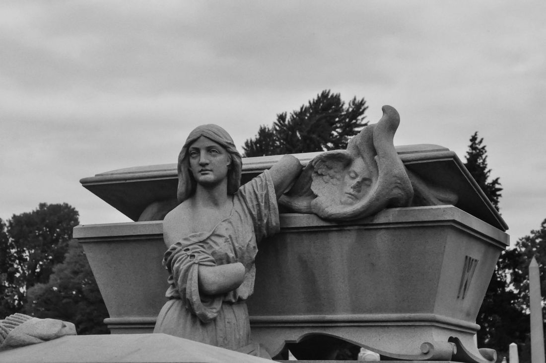Monumento funebre in pietra a tema religioso