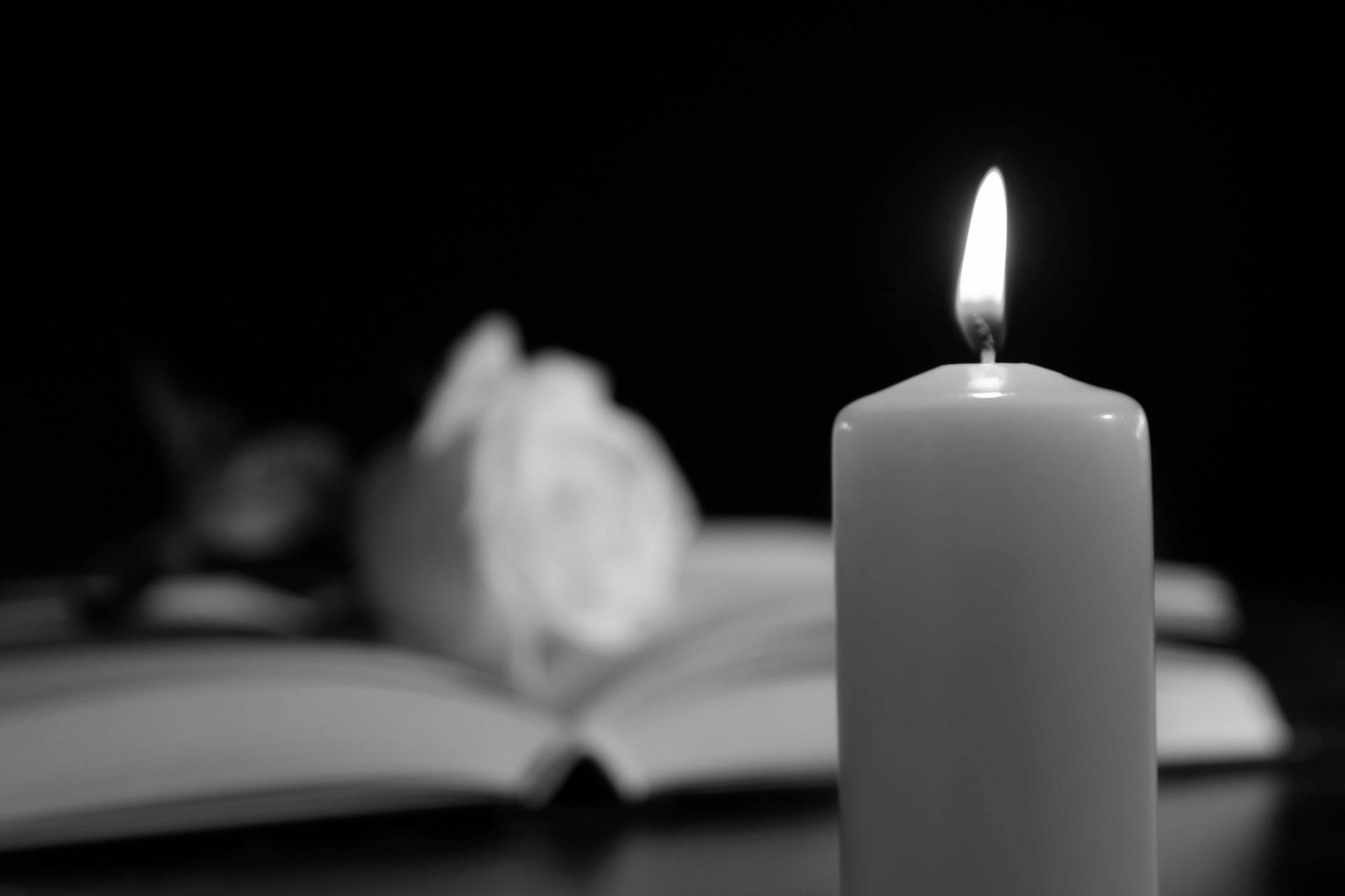 Un cero funebre acceso