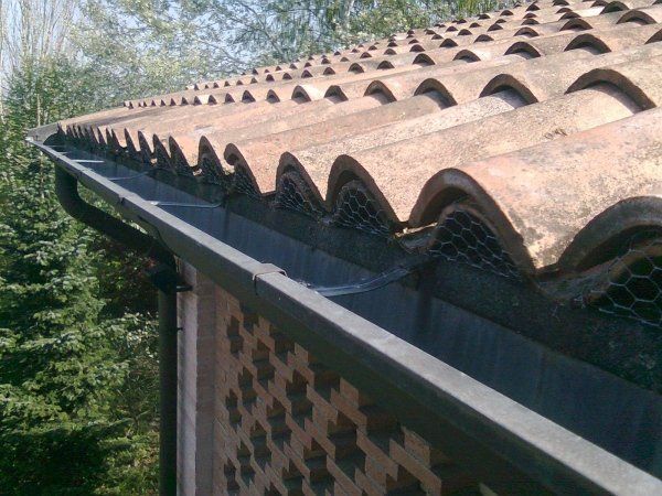 tetto con tegole e grondaia esterna