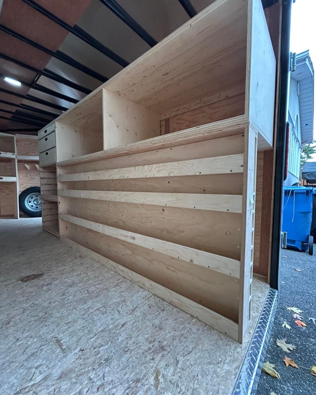 Étagère en bois intégrée à une remorque.