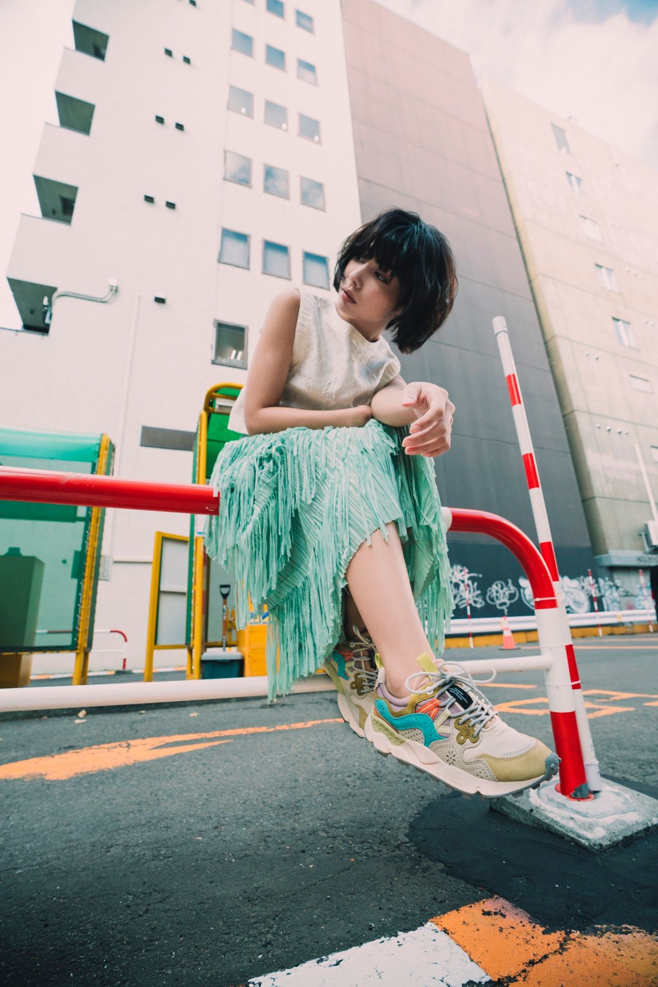 Coppia in piedi su una strada di notte, illuminata da insegne al neon.