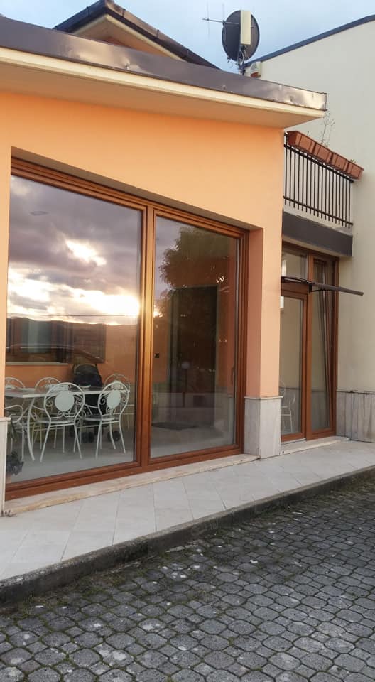 vetrata con profilo in legno