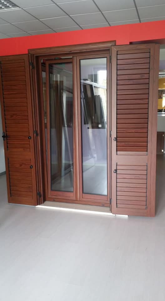 finestra a due ante in pvc color legno