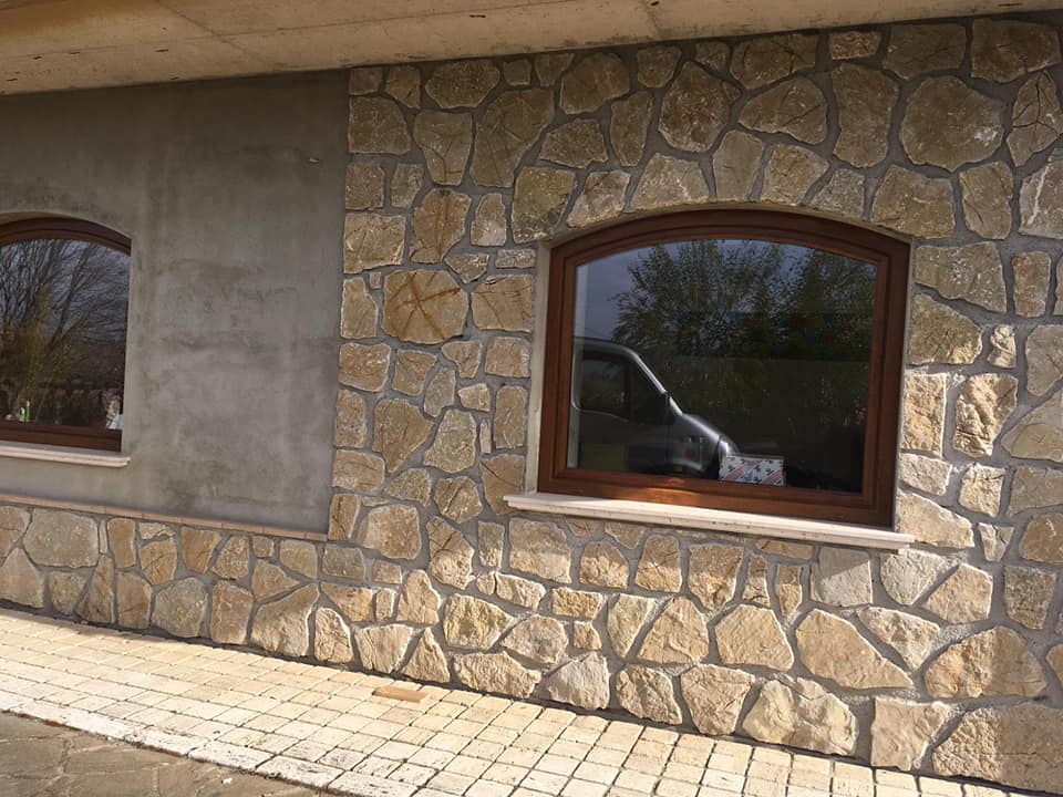 finestra con profilo in legno