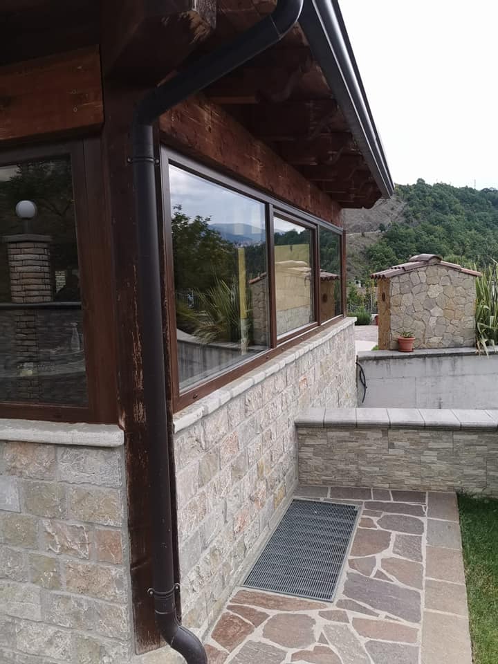 chiusura veranda con tettoia e struttura in legno