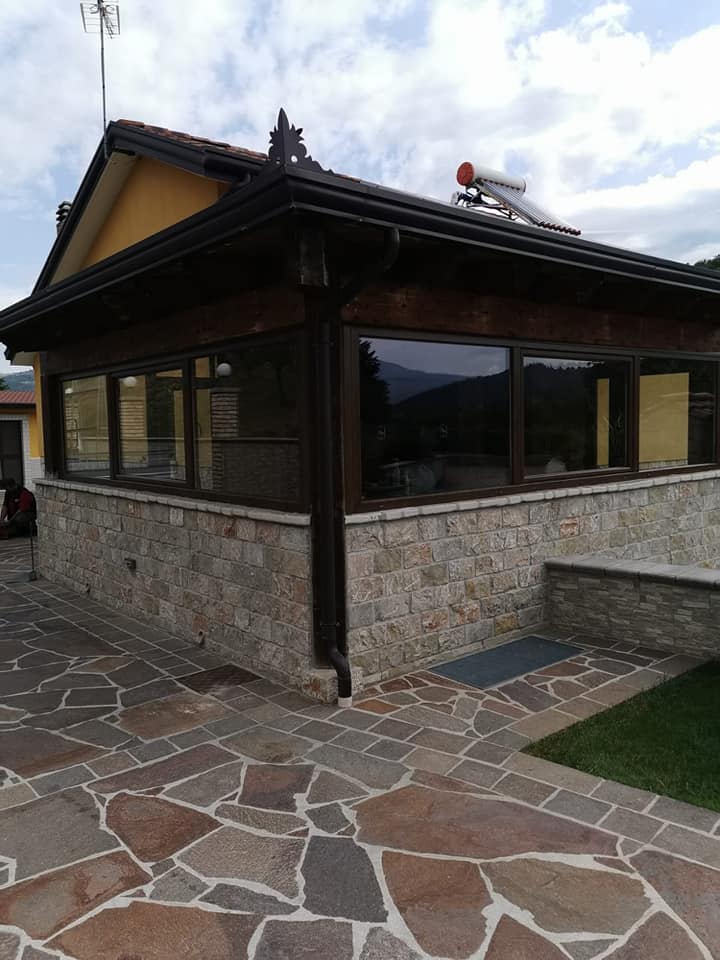 veranda in legno con finestre scorrevoli