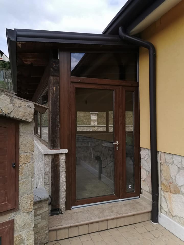veranda chiusa con struttura in legno massello