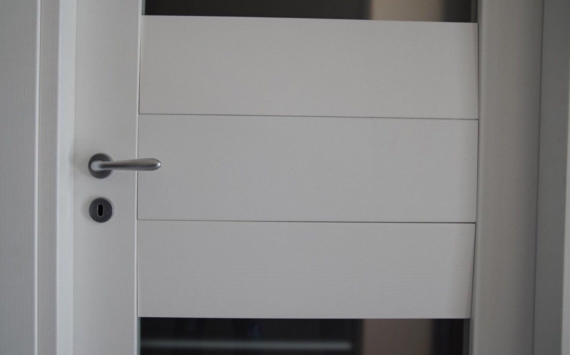 porta interna moderna con fasce orizzontali