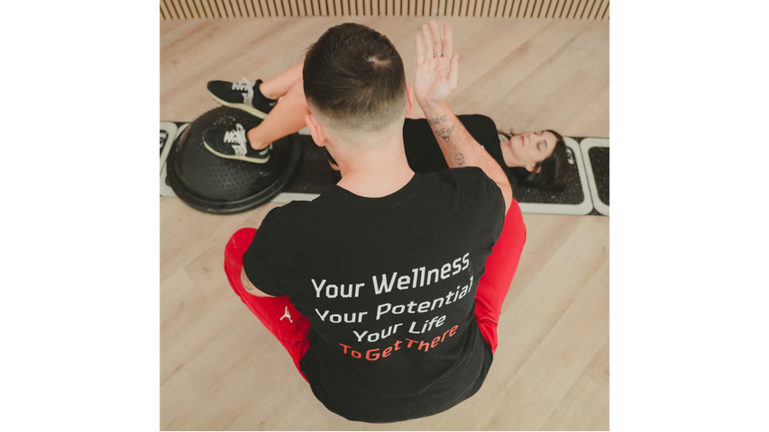 Un professionista del fitness guida una persona sdraiata su un tappetino .