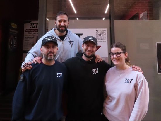 Due persone che indossano felpe nere con il logo 