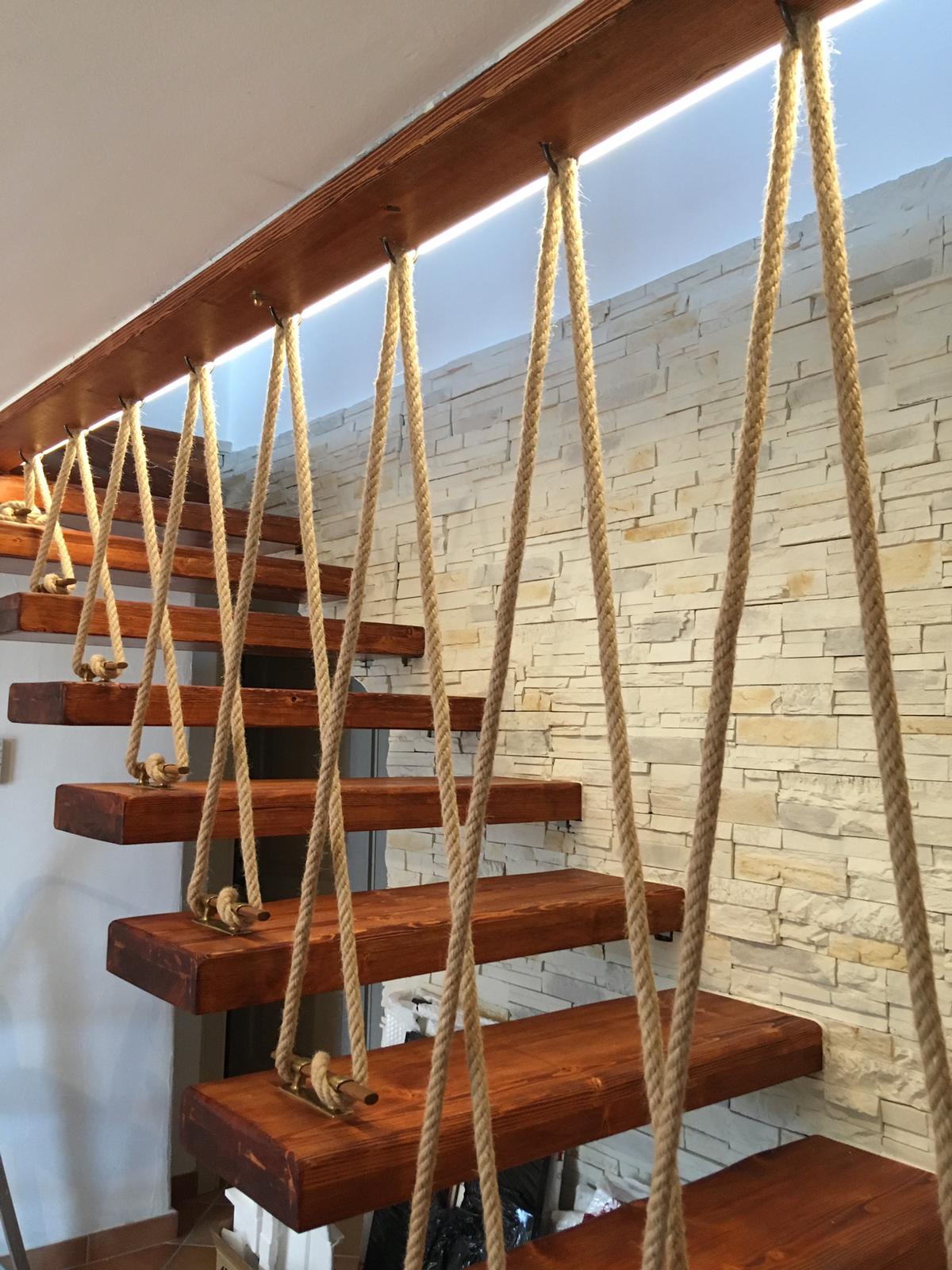 scala realizzata artigianalmente