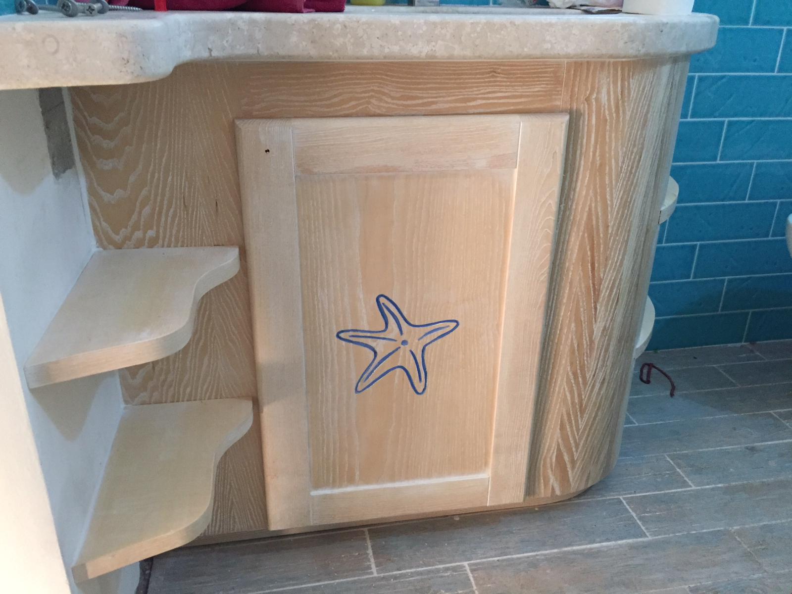 mobile in legno decorato