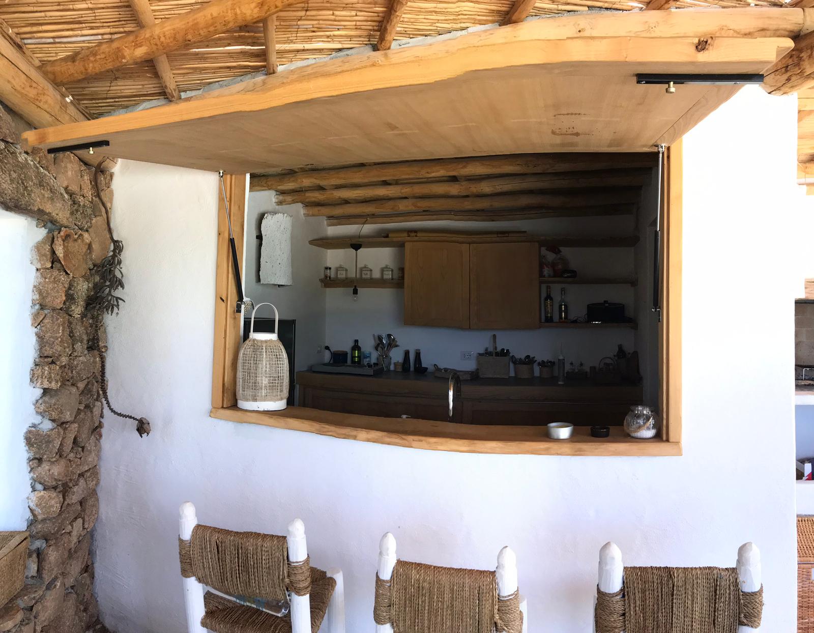 cucina con finestra su soggiorno