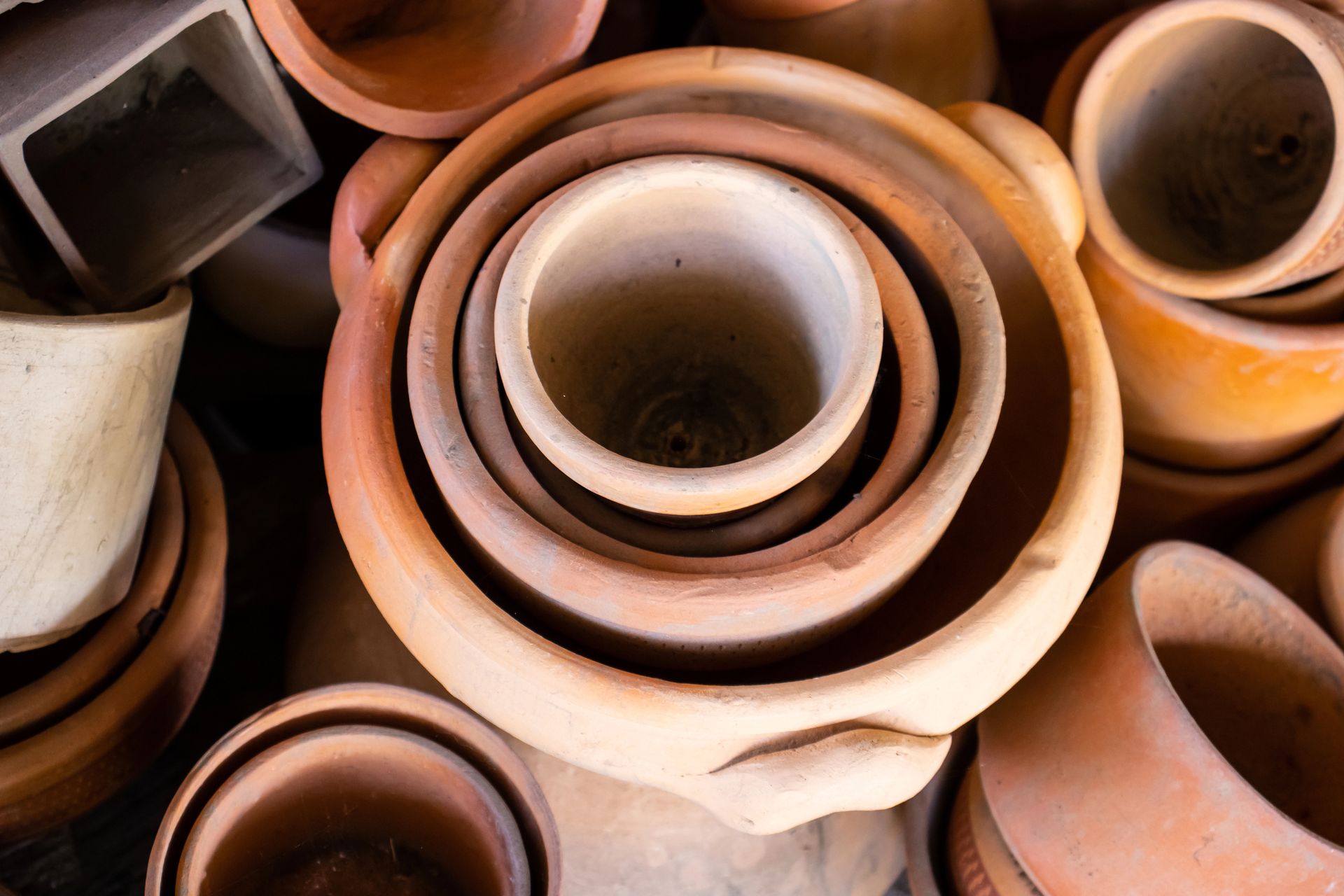 Vasi di terracotta sovrapposti di varie dimensioni.
