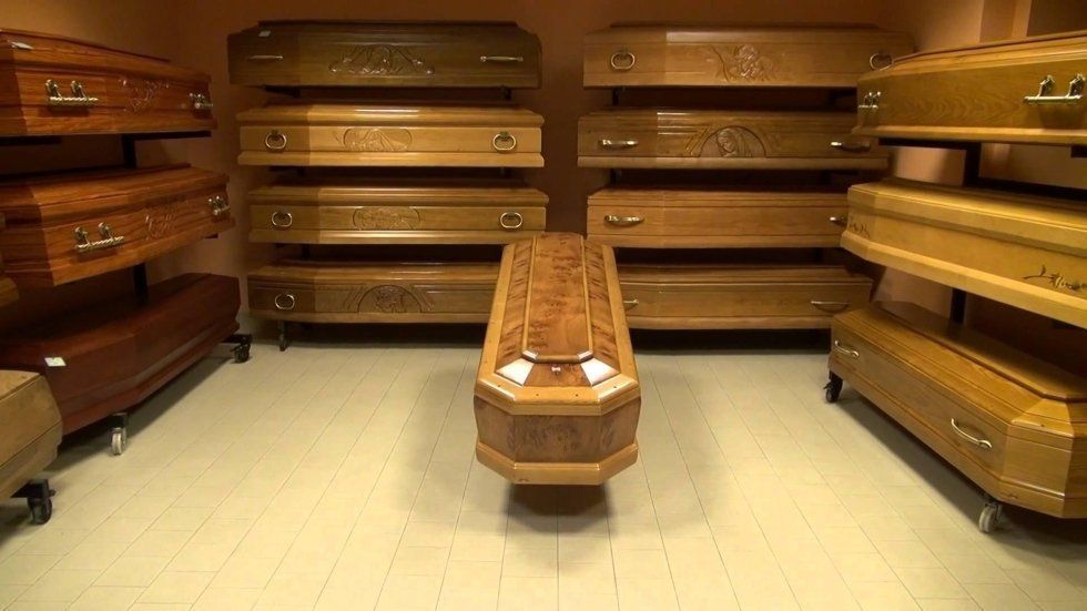 Bare di legno esposte in uno showroom. Sono visibili vari stili e finiture, una al centro.