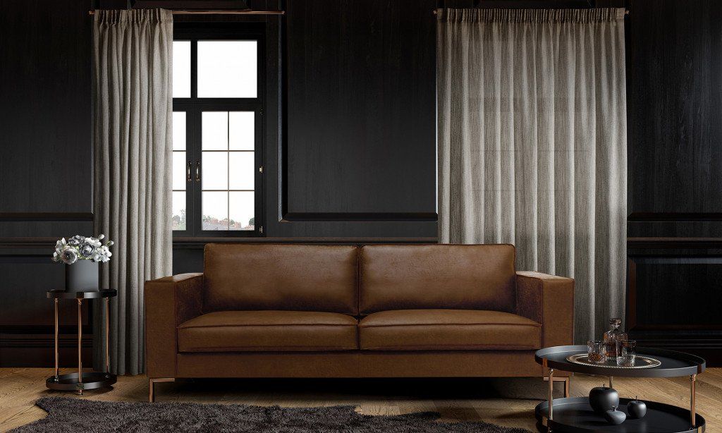 Divano marrone e tende