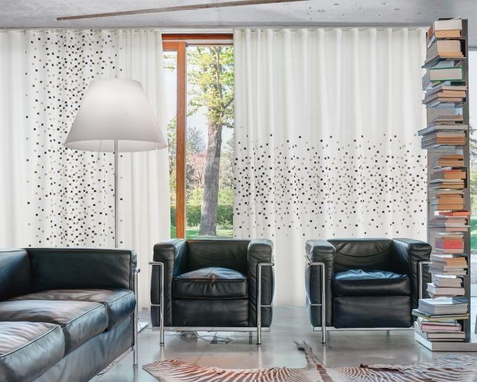 Tenda e poltroncine nere