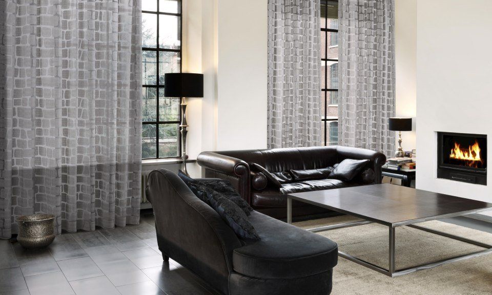 Tende per soggiorno con divani neri