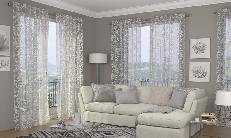 Tende per soggiorno con divani bianchi