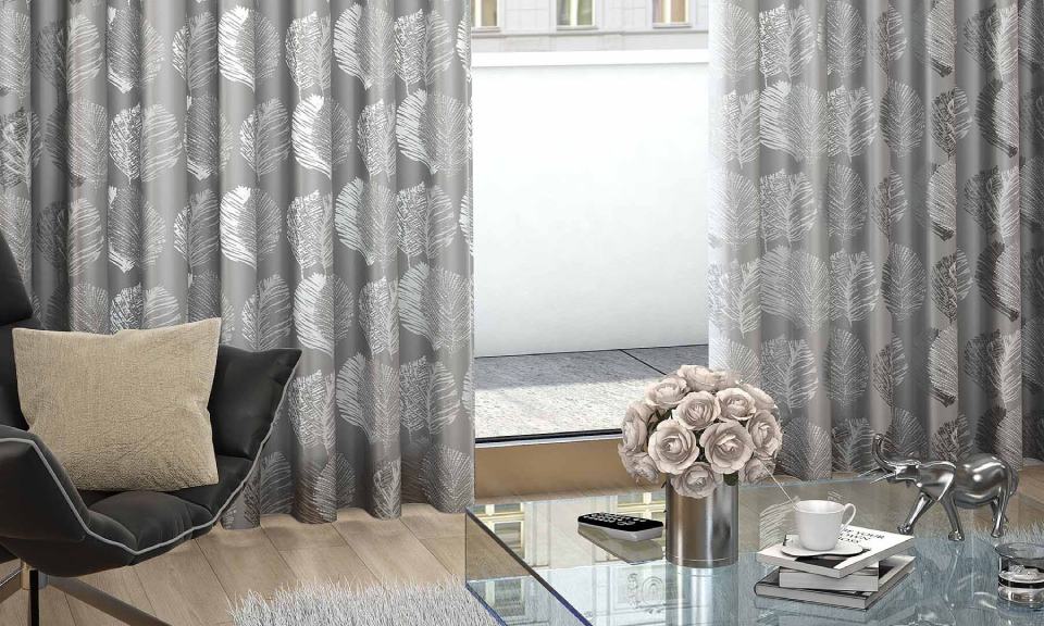 Tende e tavolino in vetro