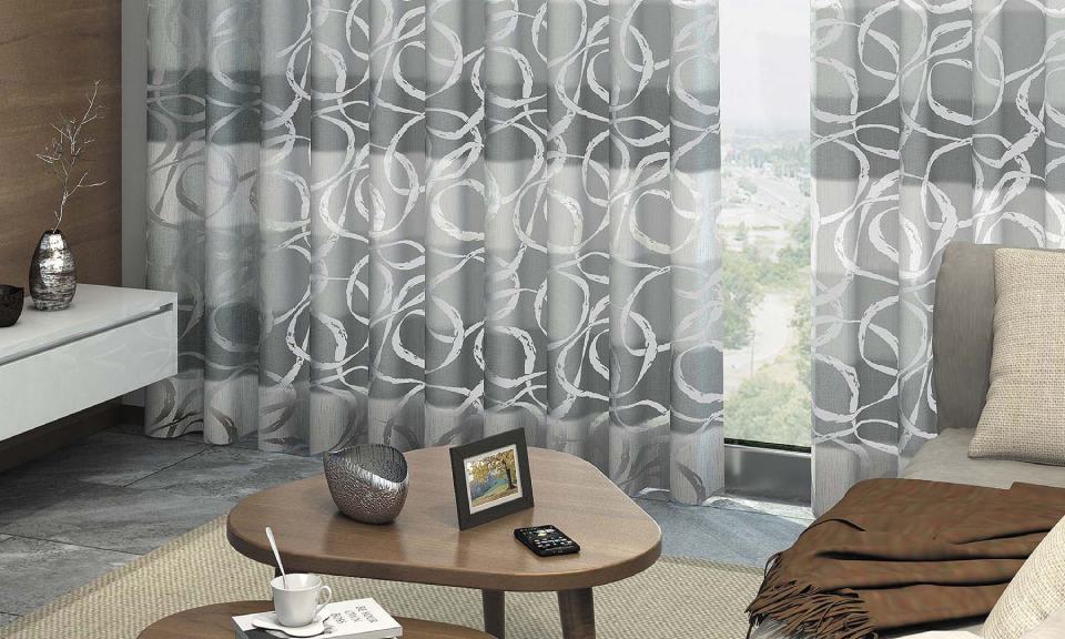 Tende e tavolino in legno