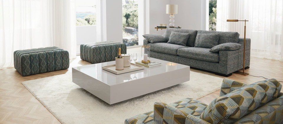 Divani e tavolino bianco