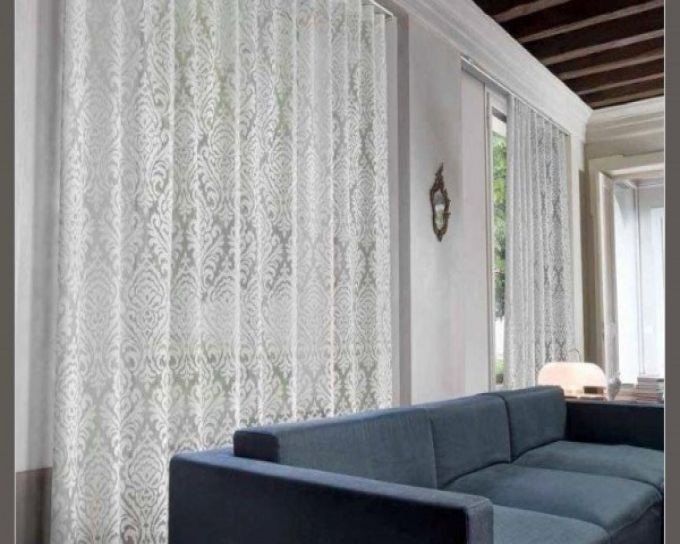 Divano blu con tende