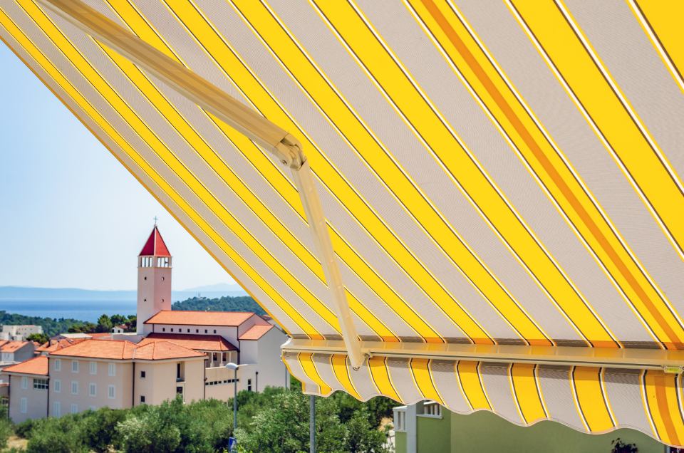 Tenda da sole gialla e grigia