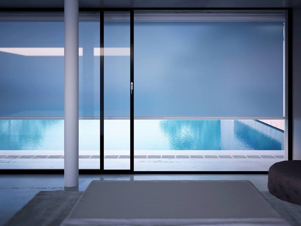 Tenda davanti a vetrata