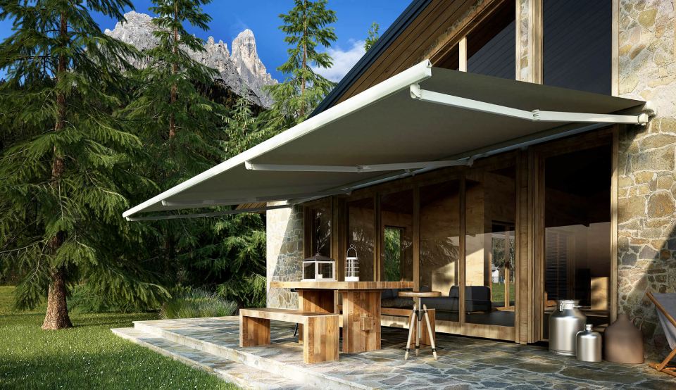 Tenda sopra tavolo di legno