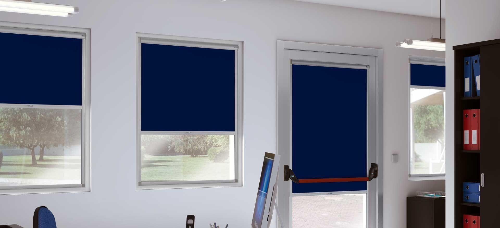 Finestra e porta con tende