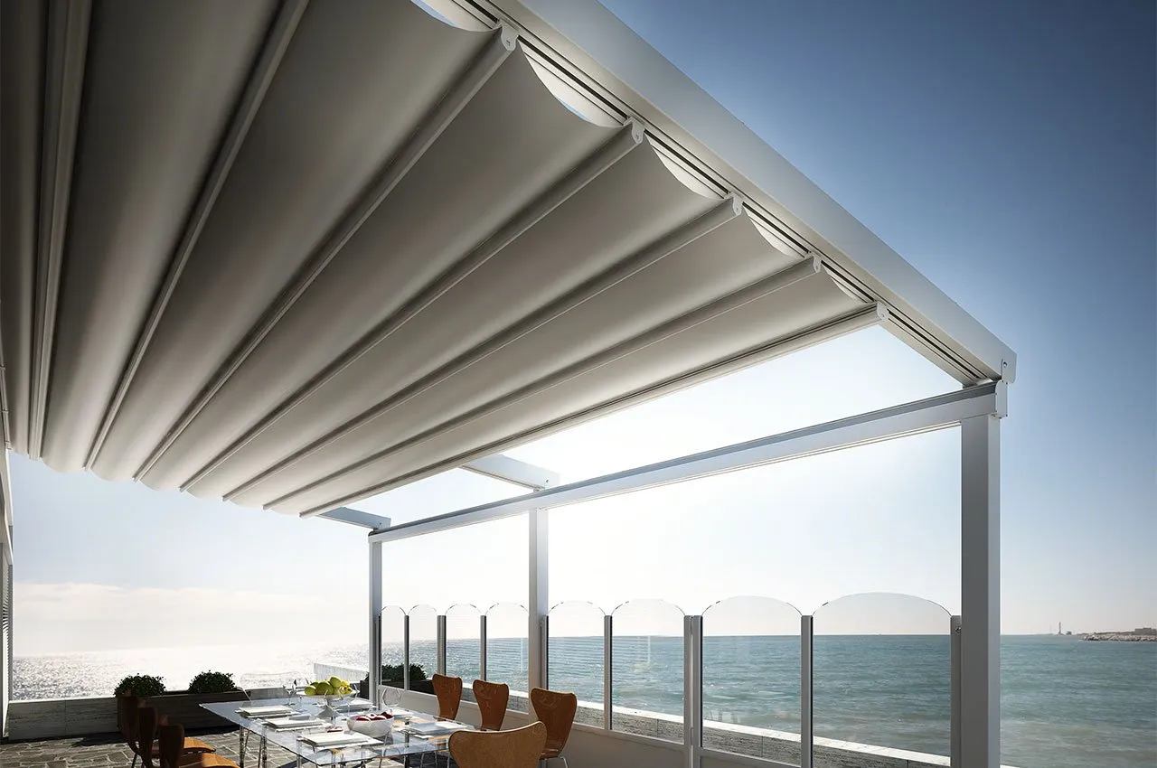 Pergola sopra tavoli