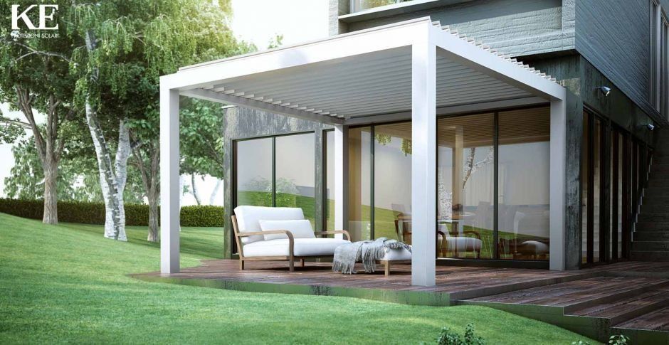 Pergola bianca e divano