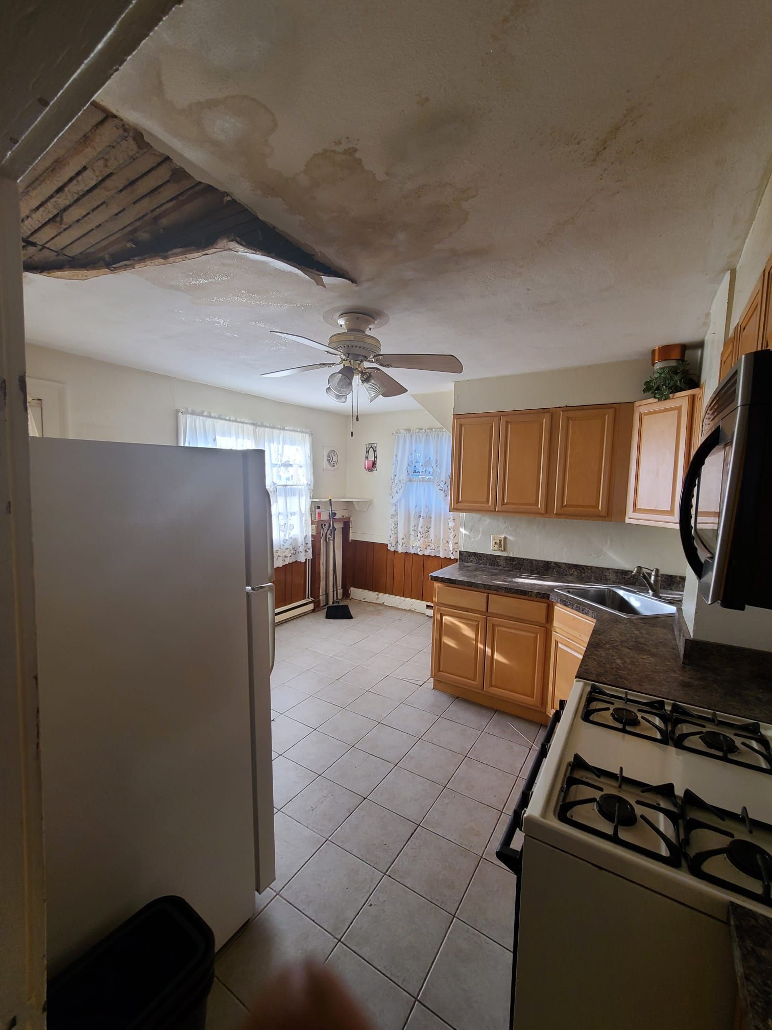 The kitchen ceiling needs to be repaired – Hartford, CT - Hinds