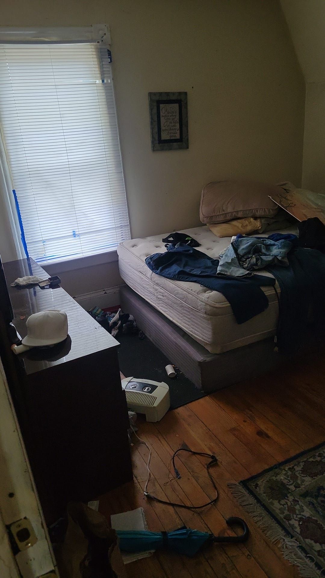 Disorganized small bedroom – Hartford, CT - Hinds