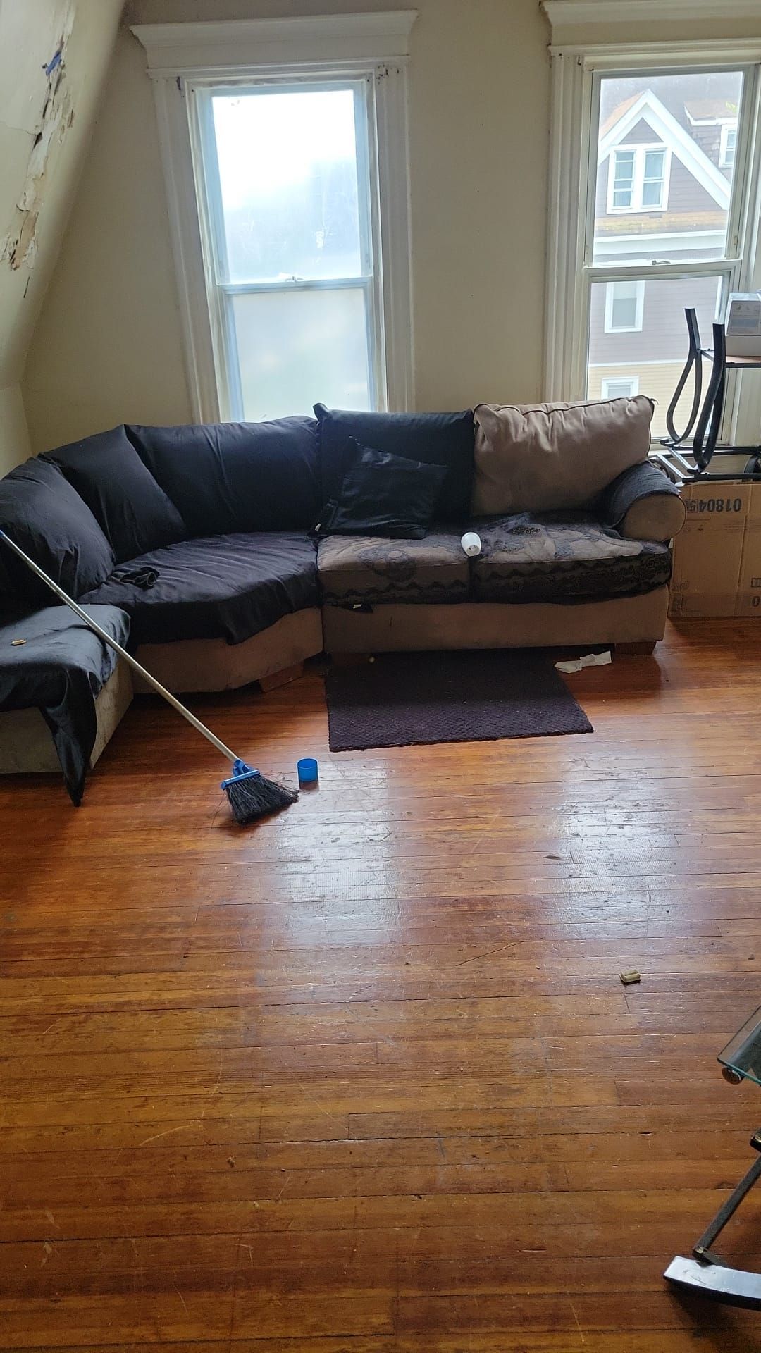 A curved sofa – Hartford, CT - Hinds