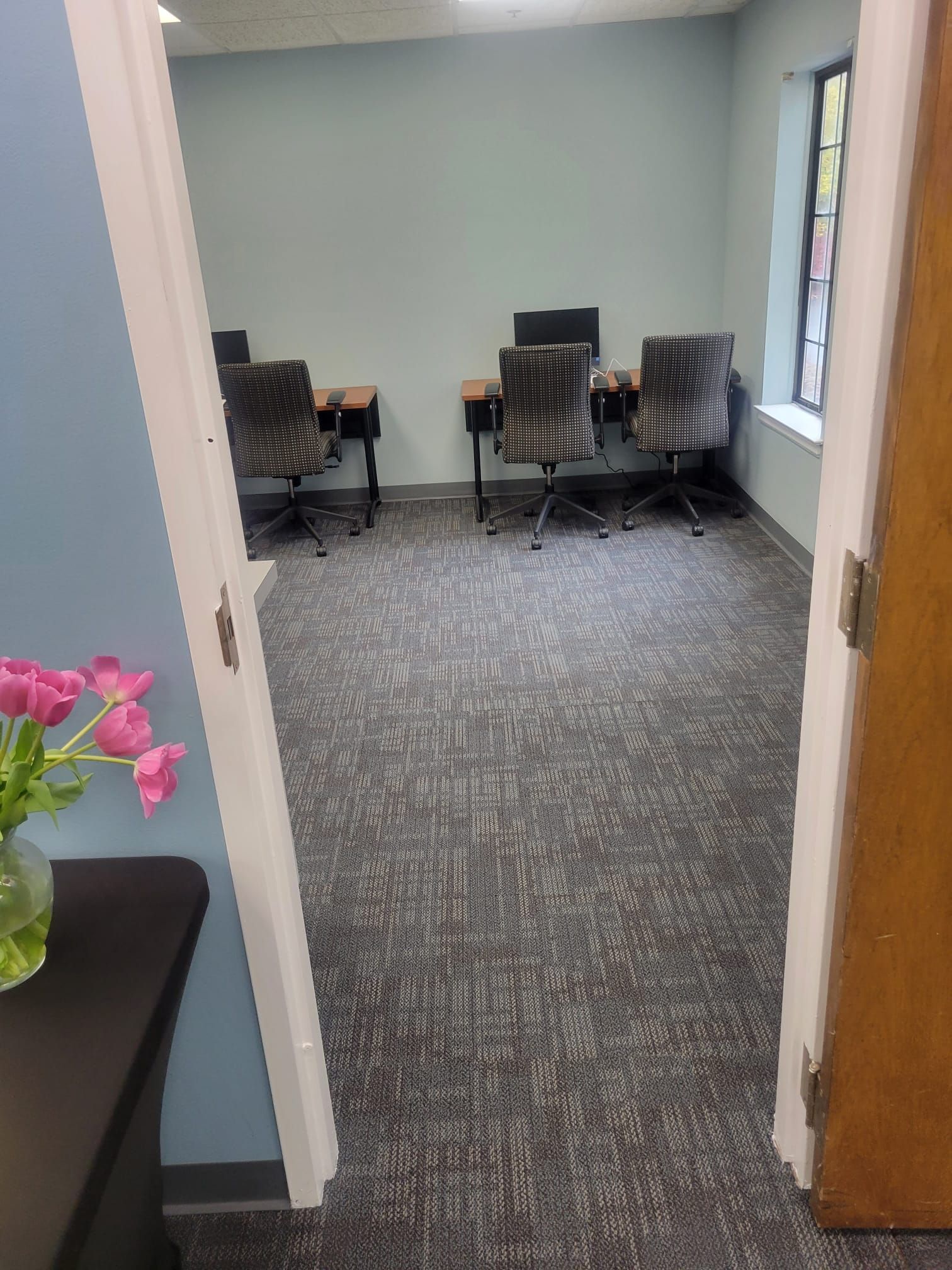 Office chairs and tables – Hartford, CT - Hinds